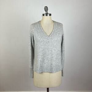 J. Crew V Neck Sweater Yarn in Grey